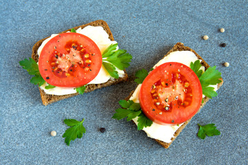 Sandwiches with tomatoes, cream cheese