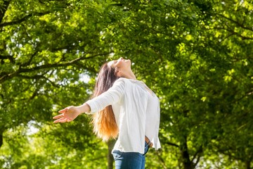 Obraz premium Beautiful brunette in the park