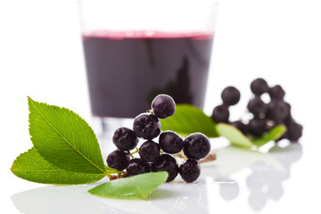 Glas Aronia Saft, Apfelbeeren (Aronia), Aronia Beeren, Wunderbeeren