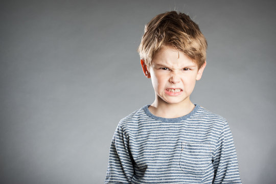 Portrait, Junge, grauer Hintergrund, Emotion, ver&auml;rgert, Wut, w