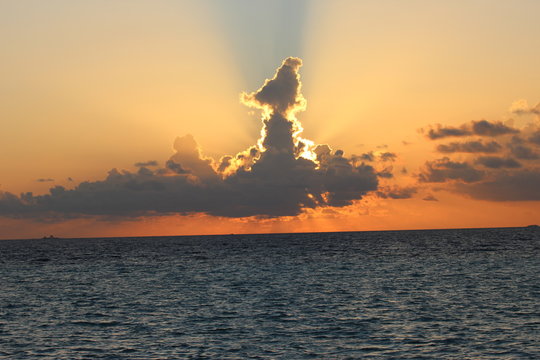 Coucher de soleil masqu&eacute; derrier les nuages