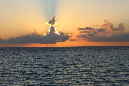 Coucher de soleil masqu&eacute; derrier les nuages