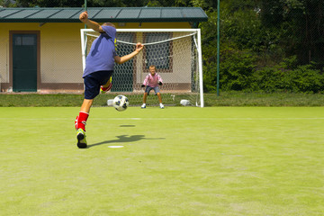 Football soccer match for children. Bimbo che calcia il pallone