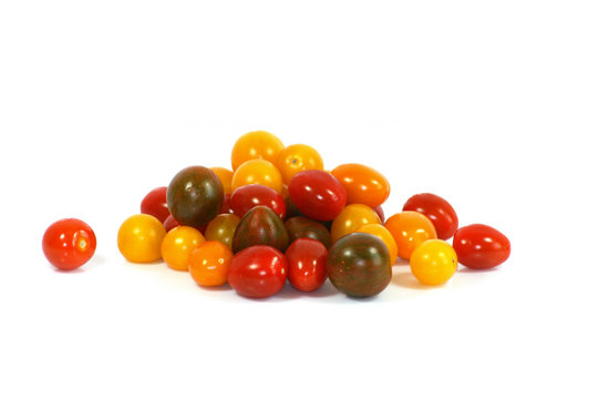 Des tomates cerises sur fond blanc
