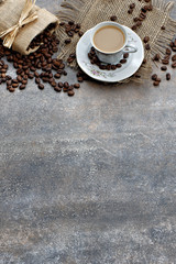 Kaffe mit Kaffeebohnen