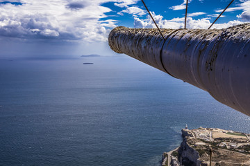 Kanonenrohr richtet sich auf die Straße von Gibraltar