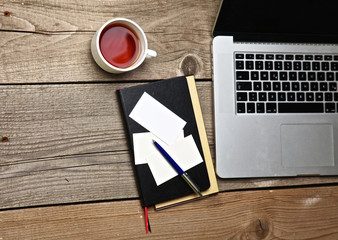 Naklejka premium on vintage table tea,laptop and business cards