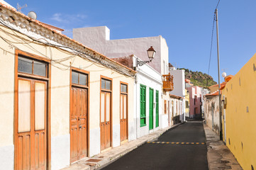 Straße mit landestypischen Häusern in San Sebastian, La Gomera, Kanaren