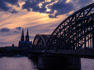 Obraz premium Cologne Cathedral and Hohenzollern Bridge at twilight. Cologne, Germany