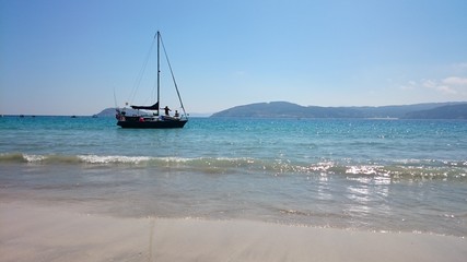 Velero fondeado junto a la playa