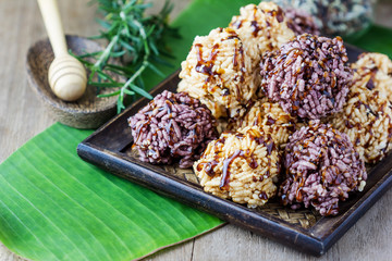Rice cracker or puffed rice with sugar
