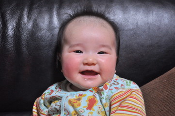 新生児の笑顔　赤ちゃん