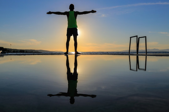 Un jeune homme profite du soleil couchant 