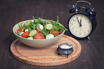 Green salad made with arugula, tomatoes, mozzarella