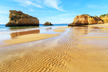 Ein Blick auf Praia da Rocha in Portimao, Region Algarve, Portugal
