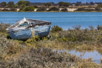 Gestrandetes Boot liegt einsam im Morast