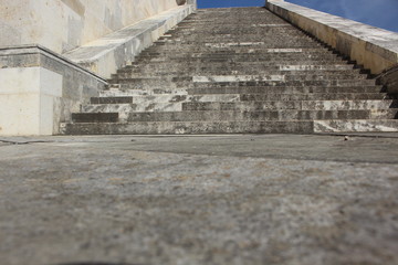 alte große steile treppe aus stein