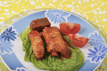 Mixed meat sauce with lettuce and tomatoes