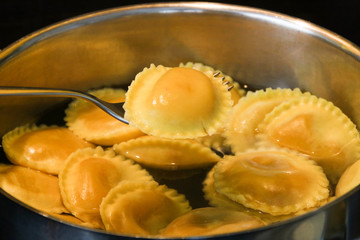 Ravioli im Topf