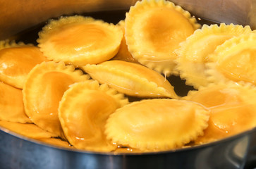 Ravioli im Topf