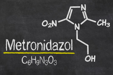 Schiefertafel mit der chemischen Formel von Metronidazol
