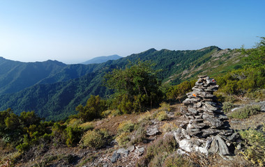 cairn au sommet de la Costa verde