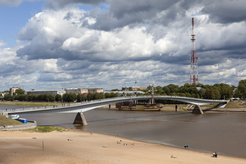Fototapeta na wymiar Вид на пешеходный мост через реку Волхов. Великий Новгород