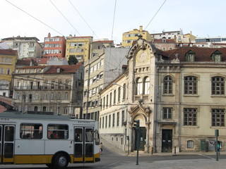 Fototapeta na wymiar コインブラ、市バスが走る街角／ポルトガル, 2009年