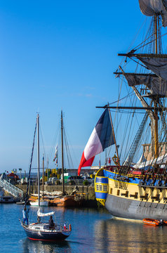 Plaisancier devant une fr&eacute;gate