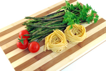 Tagliatelle all'uovo con asparagi di bosco