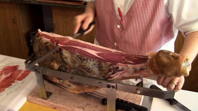Affettare il prosciutto a mano