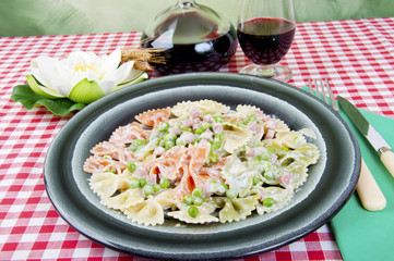 Butterflies tricolor with peas and ham
