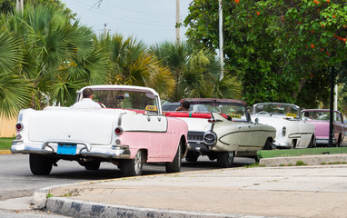 Kuba mehrere Oldtimer Cabriolet parken hintereinander in Varadero Kuba