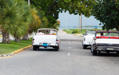 Weisser amerikanischer Cabriolet Oldtimer auf der Strasse von Varadero Cuba