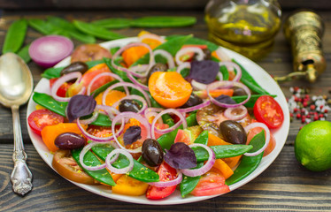 Salad of yellow and red tomatoes with green peas
