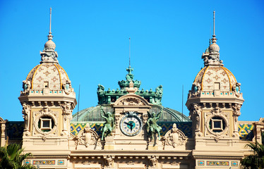 Fototapeta na wymiar Monte Carlo Casino, Türme und Uhr oberhalb des Eingangsbereiches