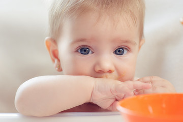 Bebé hermoso comiendo puré