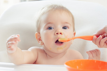 Bebé hermoso comiendo puré