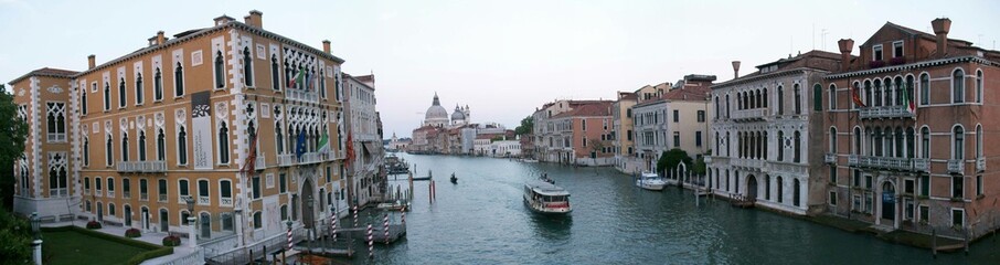 Fototapeta na wymiar Navegando el gran canal de Venecia