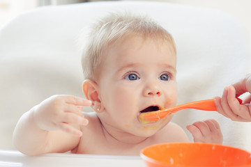 Bebé hermoso comiendo puré