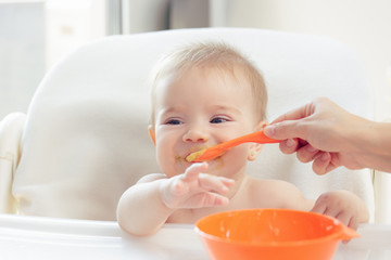 Bebé hermoso comiendo puré