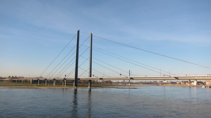 Obraz premium Rheinkniebrücke Düsseldorf