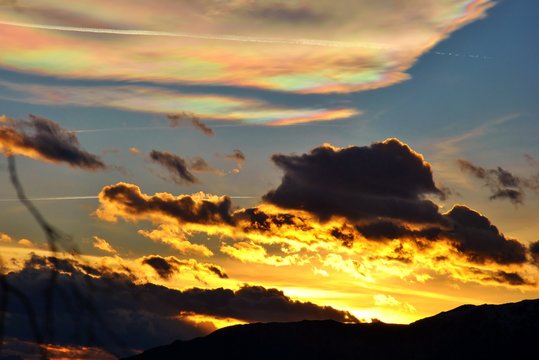 tramonto e nubi iridescenti bielmonte