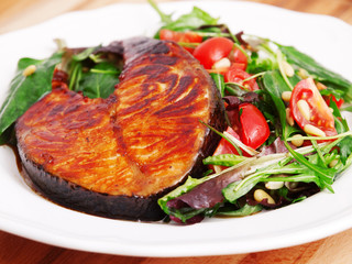 Baked salmon with fresh salad