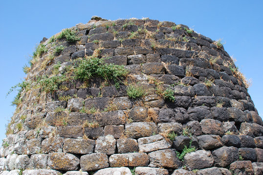 Sardegna Il Nuraghe Sant Santu Antine di Torralba  Provinz Sassari Italia Nuraghen Sardinien Wahrzeichen Sehensw&uuml;rdigkeit Festung Turm Ausgrabungsst&auml;tte  Basalt Stein Bronzezeit Steine 