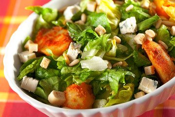 Salad with tomatos, tuna fish and croutons