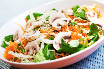 Spinach salad with carrots