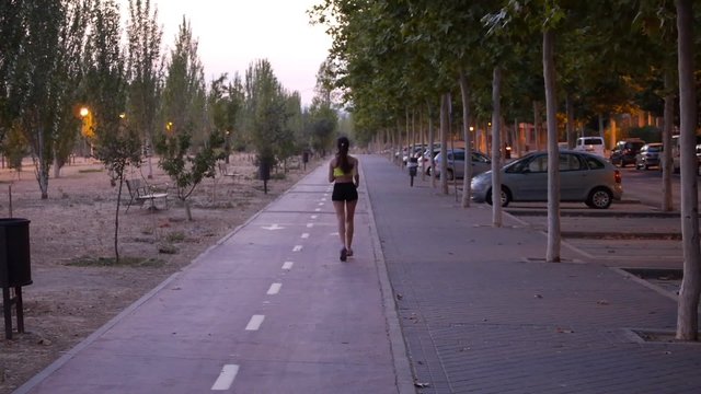 chica corriendo carril bici