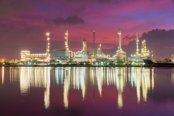 Obraz premium Petrochemical plant ( oil refinery ) industry at twilight time.