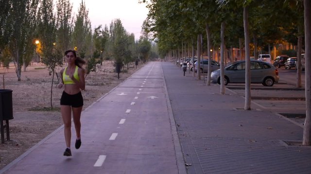 chica corriendo carril bici